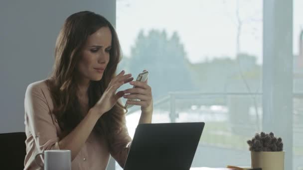 Geschäftsfrau schaut aufs Handy. Konzentrierte Person macht Pause. - Filmmaterial, Video
