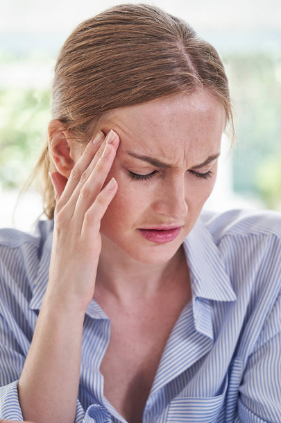 Gestresste Geschäftsfrau leidet unter Kopfschmerzen im Amt  - Foto, Bild