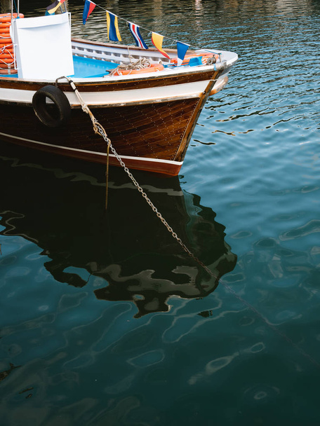 Limana demirlemiş balıkçı teknesi - Fotoğraf, Görsel