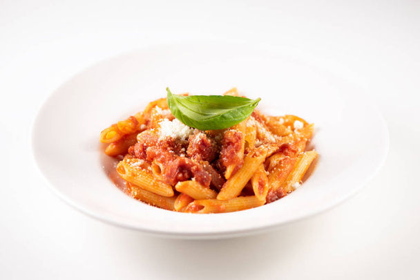 Italiano Amatriciana Pasta con salsa de tomate y tocino ahumado
 - Foto, imagen