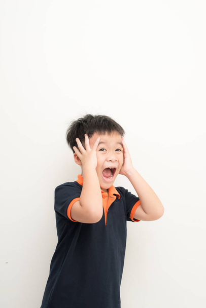 Lindo niño cubriendo las orejas con las manos, sobre fondo blanco
 - Foto, imagen
