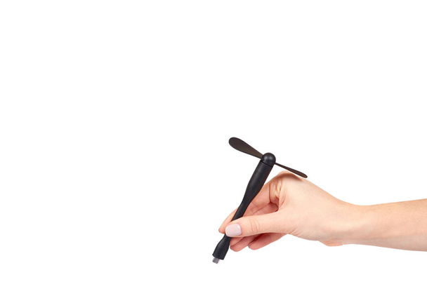 Mão com ventilador USB de plástico preto para dispositivos móveis ou banco de potência
. - Foto, Imagem