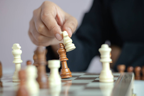 チェスボードをプレイするビジネスウーマンのクローズアップショットハンド  - 写真・画像