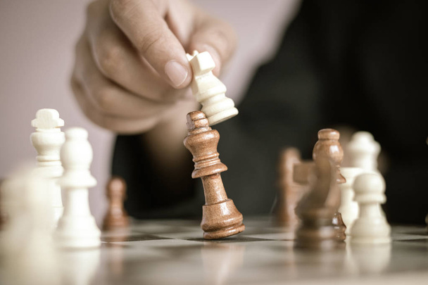 Bliska strzał ręką kobiety biznesu grając szachownicy, aby  - Zdjęcie, obraz