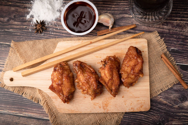 heiß und würzig koreanischen Grill gebratenes Huhn auf Holz schneiden Wildschwein - Foto, Bild