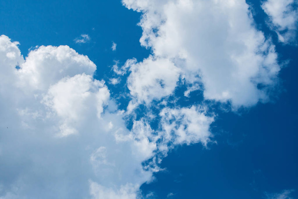grandi nuvole bianche nel cielo blu
 - Foto, immagini