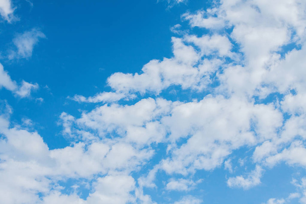 Duże białe chmury w błękitne niebo - Zdjęcie, obraz