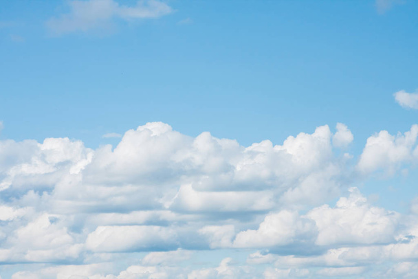 Suuret valkoiset pilvet sinisellä taivaalla
 - Valokuva, kuva