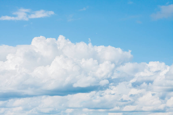 Grote witte wolken in de blauwe hemel - Foto, afbeelding
