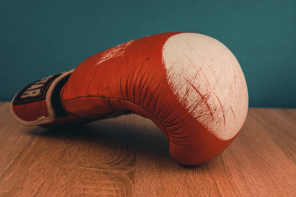 κόκκινα γάντια πυγμαχίας σε μπλε ξύλινο φόντο - Φωτογραφία, εικόνα