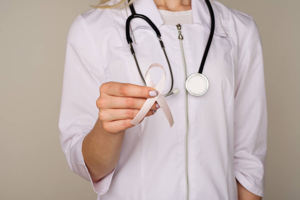 Vrouwelijke arts in wit uniform met lint - Foto, afbeelding