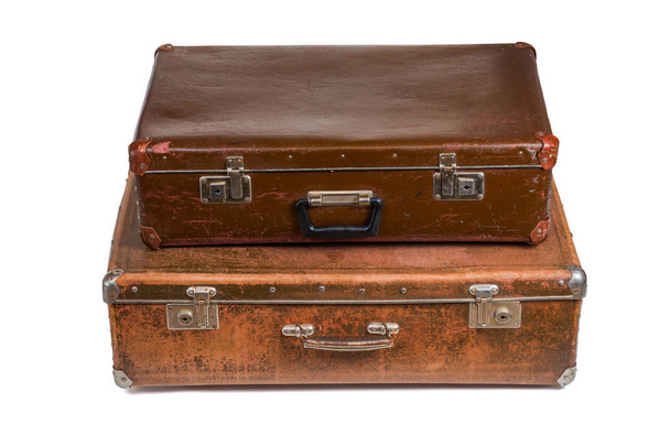 Stare brązowe włókna radzieckie walizki jeden na szczycie innych odizolowanych na białym tle - Zdjęcie, obraz