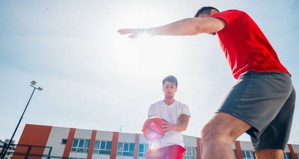 Dos jugador de baloncesto caucásico luchando por la posesión de la pelota en
  - Foto, Imagen