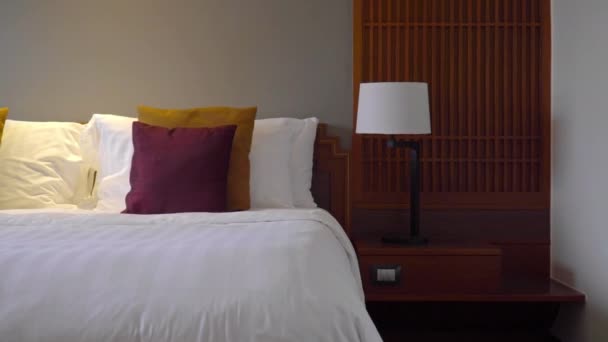 Filmaufnahmen von Luxusschlafzimmern im Resort-Hotel - Filmmaterial, Video