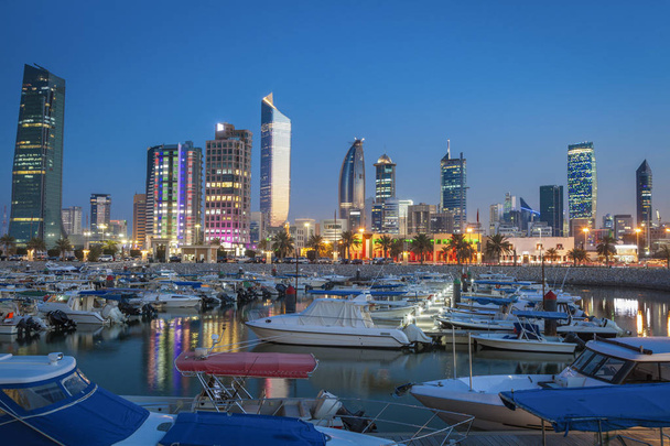 Skyline Kuwait City illalla
 - Valokuva, kuva