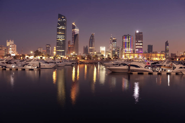 Skyline Kuwait City illalla
 - Valokuva, kuva