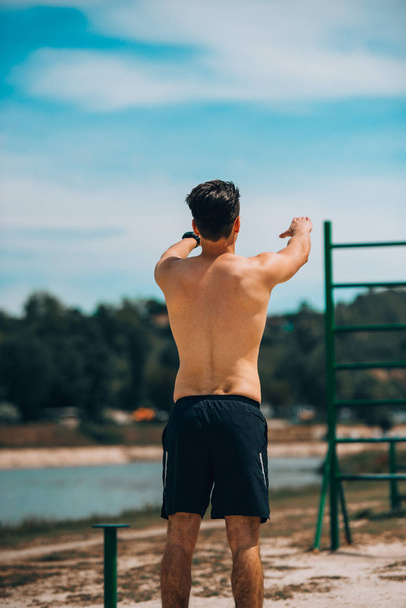 muž strething se svaly před cvičením - Fotografie, Obrázek