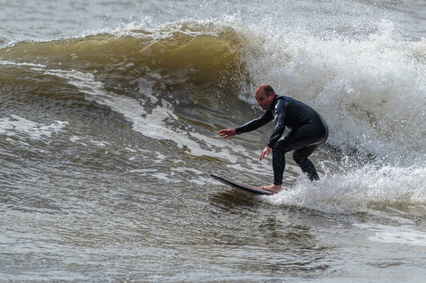 W średnim wieku surfer pokazuje swój styl - Zdjęcie, obraz