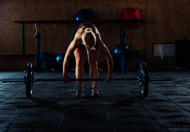 Girl training hard in the gym - Fotoğraf, Görsel