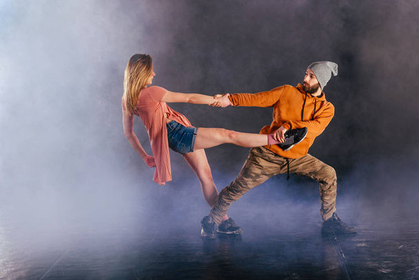 Coppia danza moderna danza e mostrando la loro gamba allungare mo
 - Foto, immagini