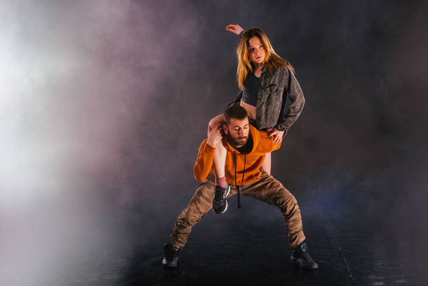 強い男性ダンサーとエレガントな女性ダンサーがエキソティを演じる - 写真・画像