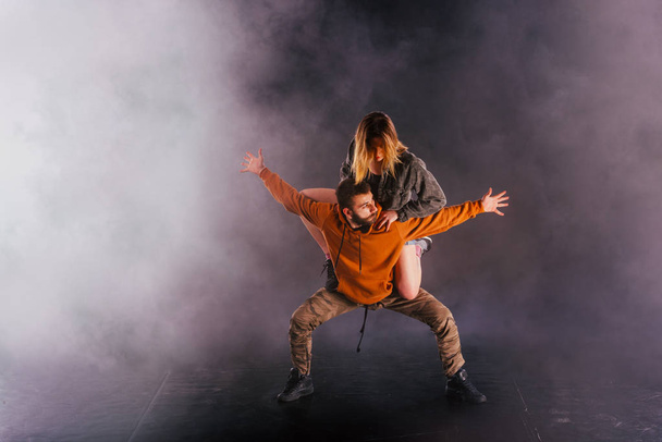Dançarina masculina forte e uma dançarina feminina elegante executar um exoti
 - Foto, Imagem