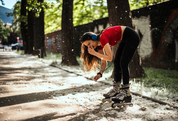 Menina urbana se preparar para patinação em rolo
 - Foto, Imagem