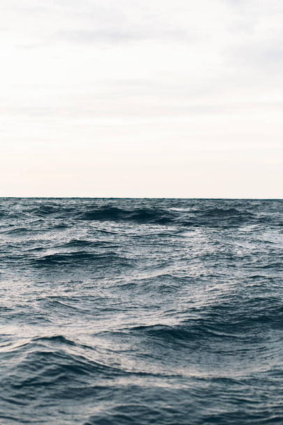 dunkelblauer Meereswasserhintergrund, Blautöne im schwarzen Meer - Foto, Bild