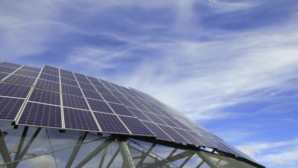 Paneles solares utilizados para generar electricidad a partir de la luz solar contra nubes blancas y cielo azul Timelapse 1920x1080
 - Metraje, vídeo