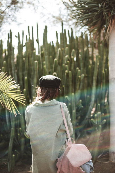 retrato de un modelo con gorra negra entre cactus
 - Foto, imagen
