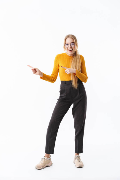 Full length of a smiling attractive young blonde woman - Фото, зображення