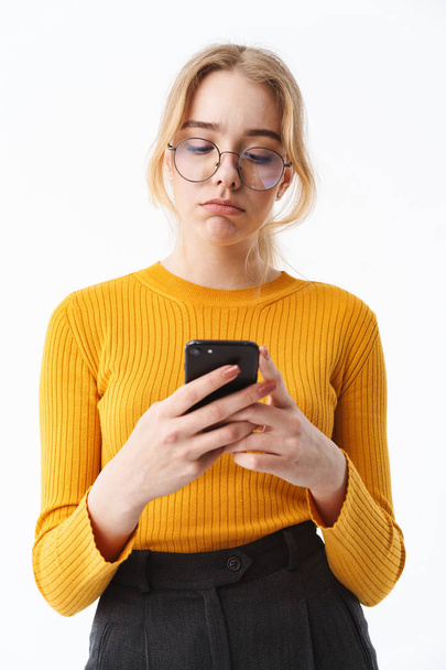 Mulher loira jovem atraente vestindo suéter
 - Foto, Imagem
