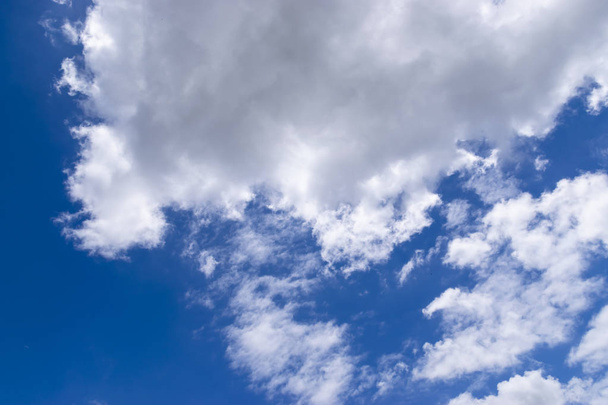Pörröinen valkoinen pilvet kelluva kaunis sininen taivas 04
 - Valokuva, kuva