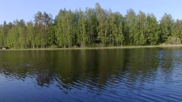 Gyönyörű finn tó zölderdei háttérrel - Felvétel, videó