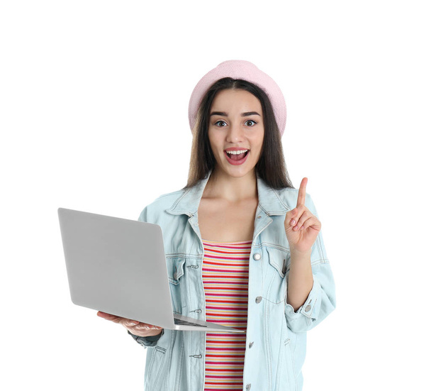 Porträt einer jungen Frau im lässigen Outfit mit Laptop auf weißem Hintergrund - Foto, Bild