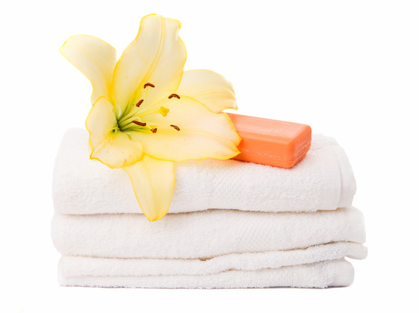Lirio, jabón y toallas
 - Foto, Imagen