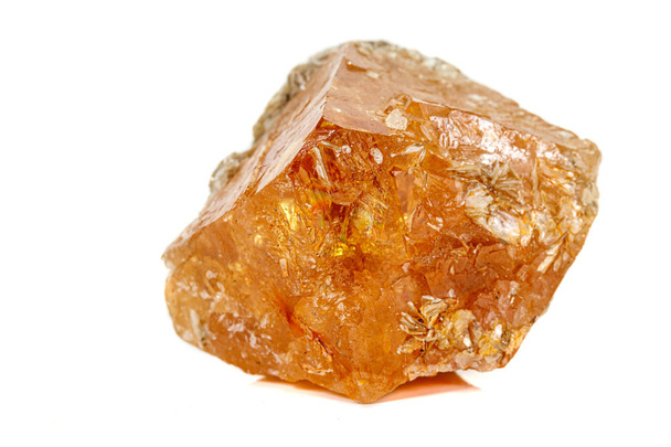 Macro pedra mineral Scheelite no fundo branco
 - Foto, Imagem