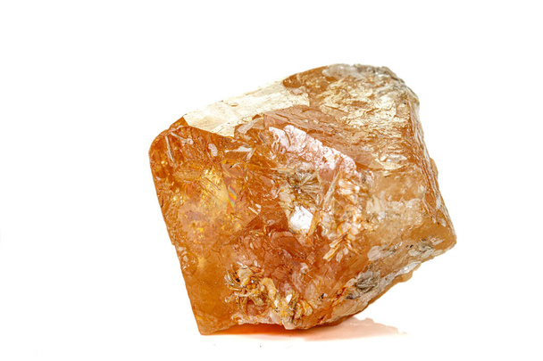 Makro kivi Scheelite mineraali valkoisella pohjalla
 - Valokuva, kuva