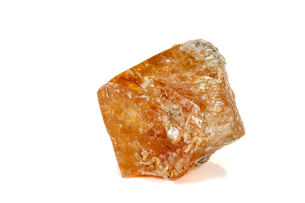 Makró kő scheelite ásványi fehér háttér - Fotó, kép