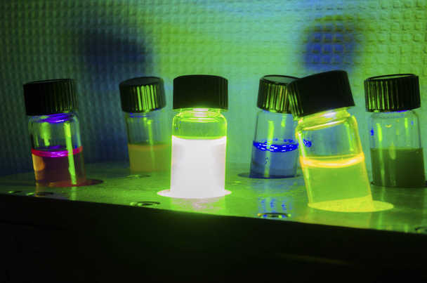 Çeşitli renkli ışık kaynaklı katalizör fotokimyasal reaksiyon  - Fotoğraf, Görsel