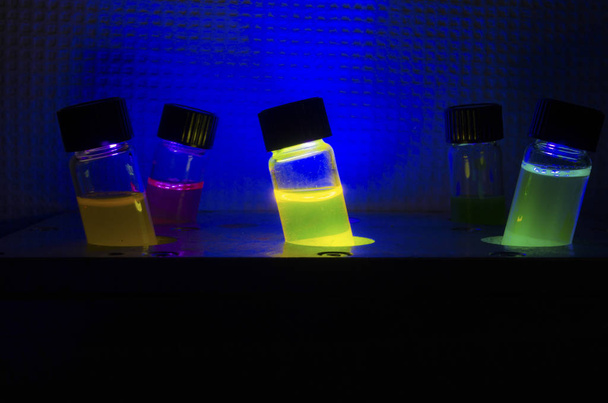 mehrere bunte Licht induzierte Katalysator photochemische Reaktion - Foto, Bild