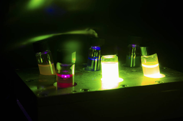 Varie reazioni fotochimiche indotte dalla luce colorata catalizzatore
  - Foto, immagini