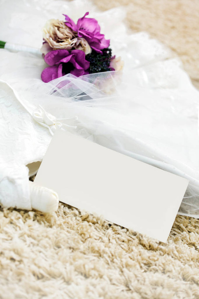 Pembe çiçek elbise düğün gelinlik Evlilik hediye tebrik kartı gül - Fotoğraf, Görsel