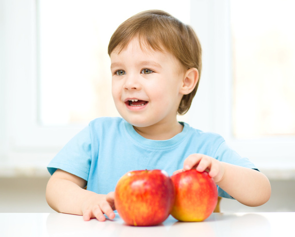 Portrait of a happy little boy with apples - Foto, Imagem