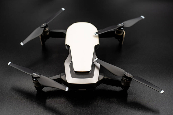 Drone - latanie w ciemności, na czarnym tle. Zbliżenie na ciemny. Przenośne drony, widok na gimbal drony i kamery - Zdjęcie, obraz