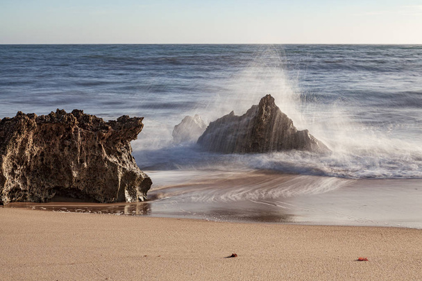 エロソフラグメントa rocha em pequenos gros de areia e vai deixando para trs partes de rocha no meio do areal na zona de rebennao das onas, o que produz lindas fotografias, fotografia tirada na Praia da Ilha em Porto Covo (Costa Vicentina),  - 写真・画像