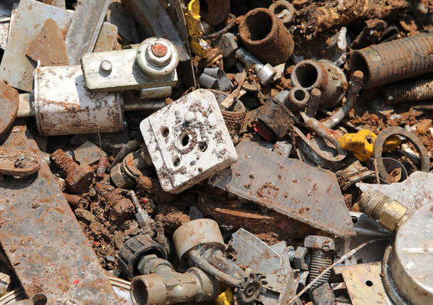 objets rouillés abandonnés cassés en recyclage pour le col séparé
 - Photo, image