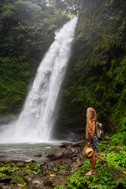 インドネシアのバリのNung Nung滝の近くの女性 - 写真・画像