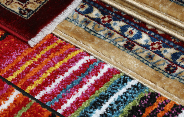 alfombras modernas y alfombras persas para la venta en el puesto de decoración del hogar
 - Foto, imagen
