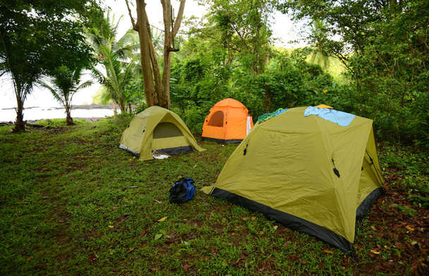 trzy namioty, w pobliżu oceanu w Panamie - Zdjęcie, obraz